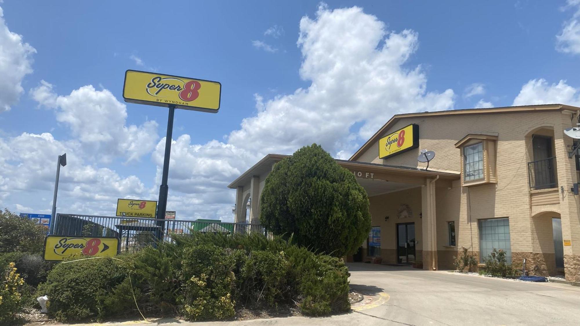 Hotel Super 8 By Wyndham Decatur Texas Exterior foto