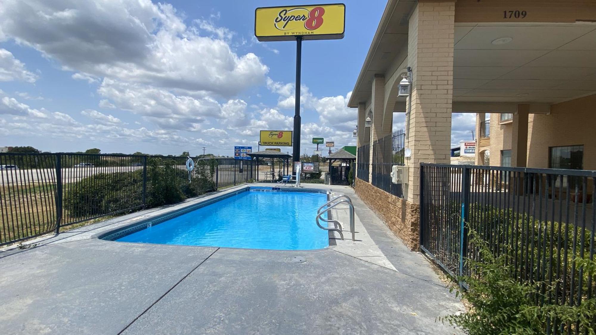 Hotel Super 8 By Wyndham Decatur Texas Exterior foto