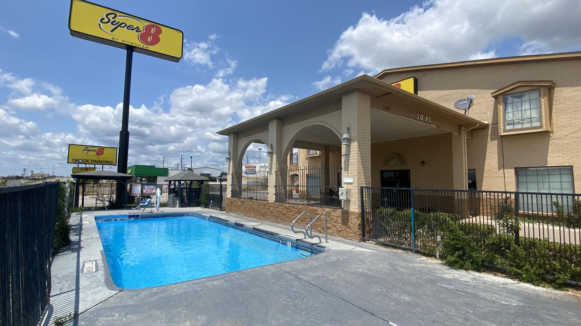 Hotel Super 8 By Wyndham Decatur Texas Exterior foto